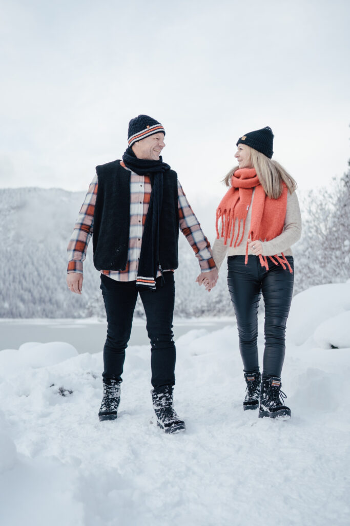 Paar geht huckepack am Eibsee entlang