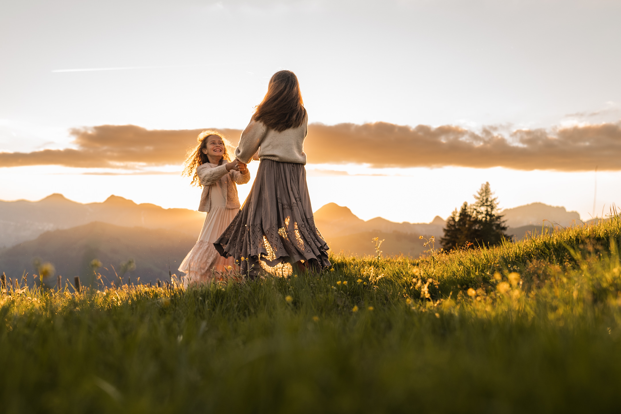 Familienbilder-in-den-Bergen-Familienshooting-outdoor-Alpen-Familienfotograf-Sonnenuntergangsshooting-by-Susanne-Haas-Fotografie-