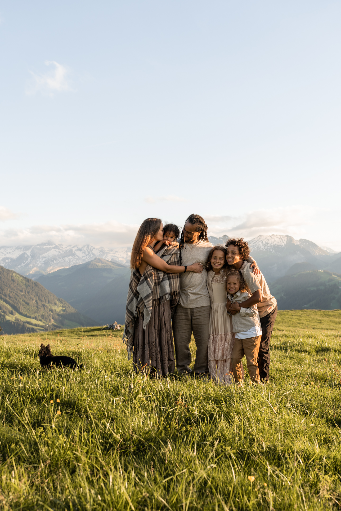 Familienbilder-in-den-Bergen-Familienshooting-outdoor-Alpen-Familienfotograf-Sonnenuntergangsshooting-by-Susanne-Haas-Fotografie-