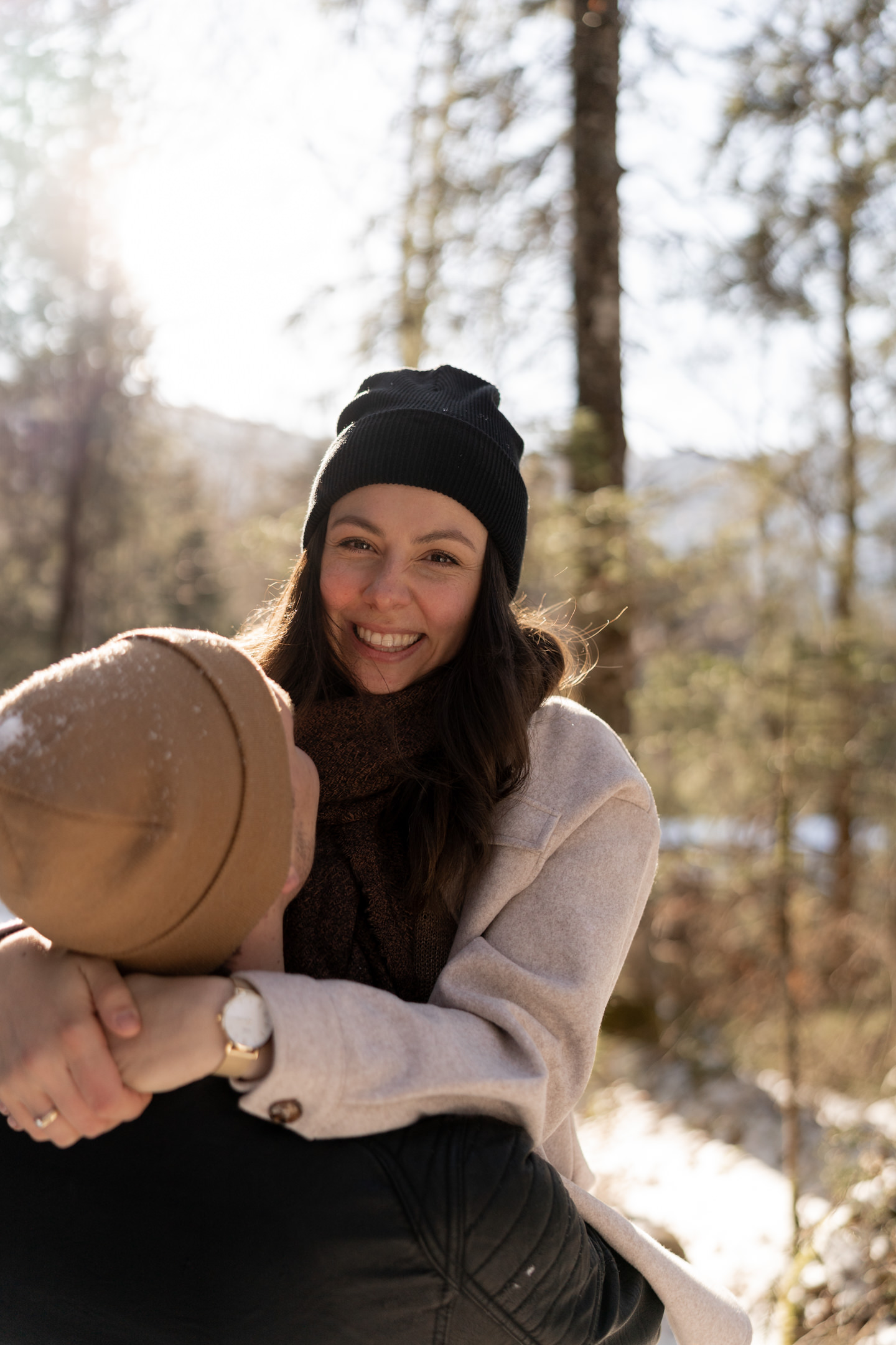 Paar schaut sich in die Augen im Wald beim Eibsee im Winter